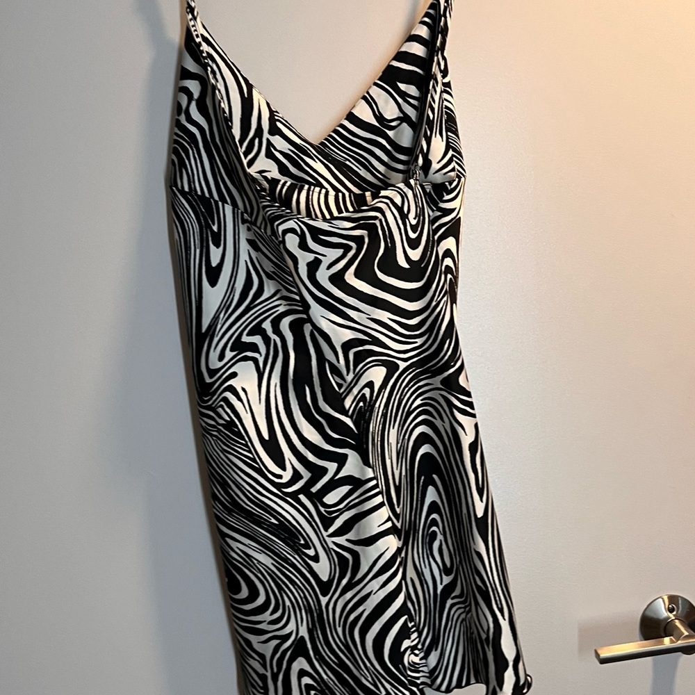 Black & White Zebra Print H&M Dress Perfect for Vacation! 🏝️⛱️☀️🕶️ - Picture 3 of 9